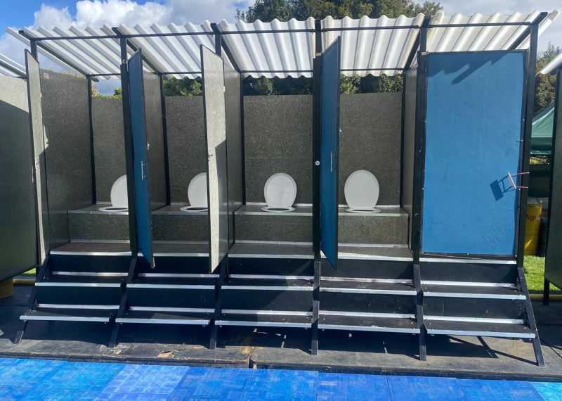 Baños ecológicos secos de Humusapiens en alquiler para eventos en Colombia, soluciones sostenibles que ahorran agua y cuidan el medio ambiente.